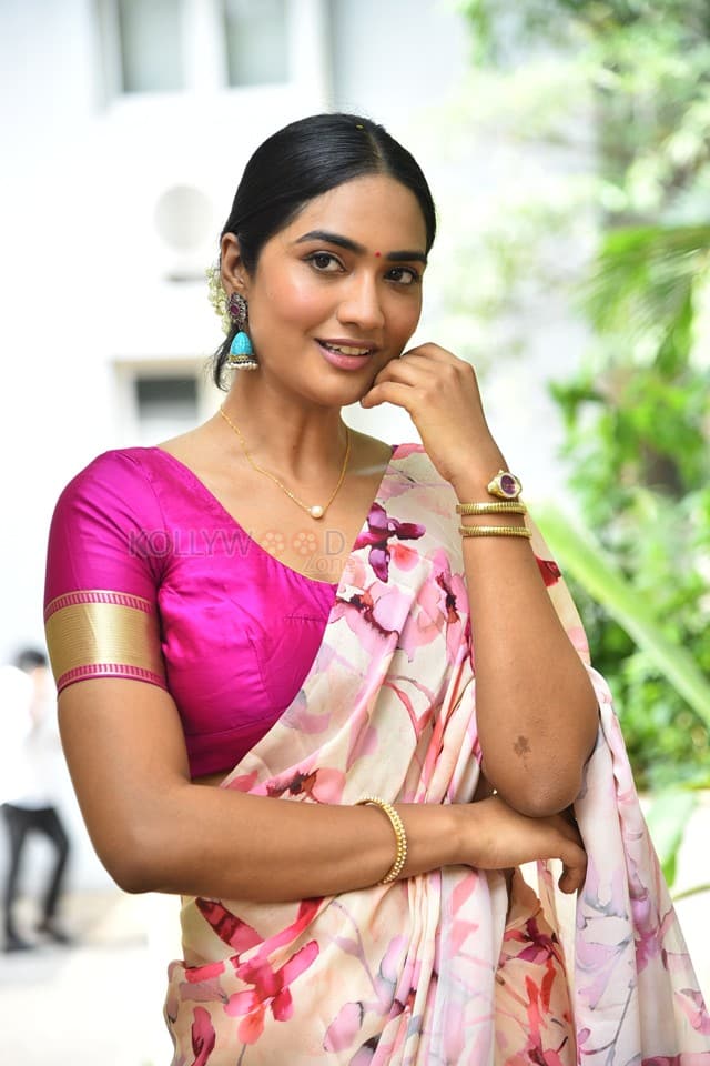 Heroine Kajal Choudhary at Naveen Chandra New Movie Launch Pictures 21