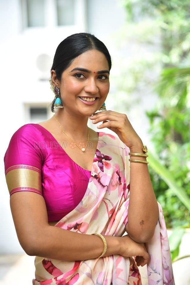 Heroine Kajal Choudhary at Naveen Chandra New Movie Launch Pictures 22