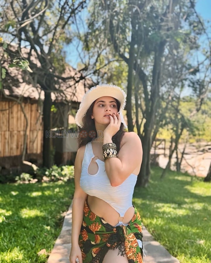 Hot Gorgeous Shivaleeka Oberoi Vacation Pictures 02