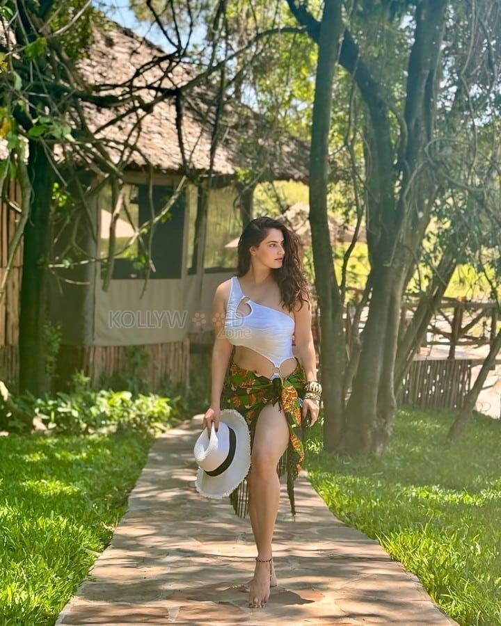 Hot Gorgeous Shivaleeka Oberoi Vacation Pictures 03