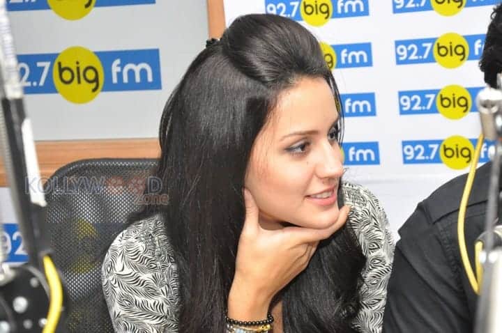 Larissa Bonesi At Big Fm Photos 07