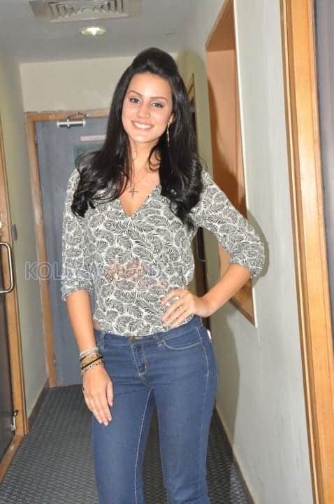 Larissa Bonesi At Big Fm Photos 17