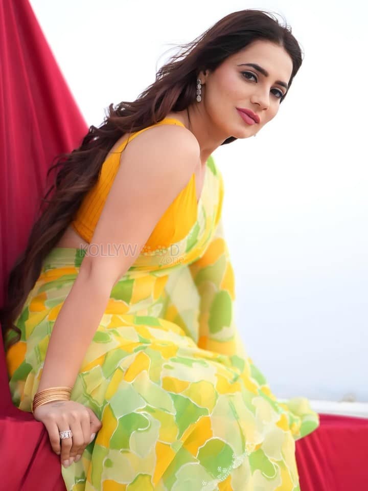 Sultry Beauty Priyanka Rewri in a Yellow Green Printed Saree with Sleeveless Blouse Photos 01
