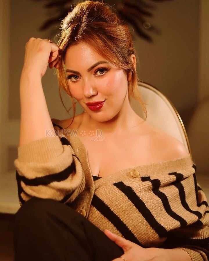 The Khatra Khatra Show Actress Munmun Dutta in a Brown and Black Off Shoulder Dress Photos 02