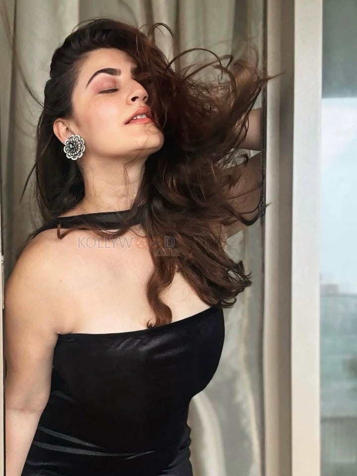 Yeh Saali Aashiqui Actress Shivaleeka Oberoi in a Black Off Shoulder Mini Dress Photos 04