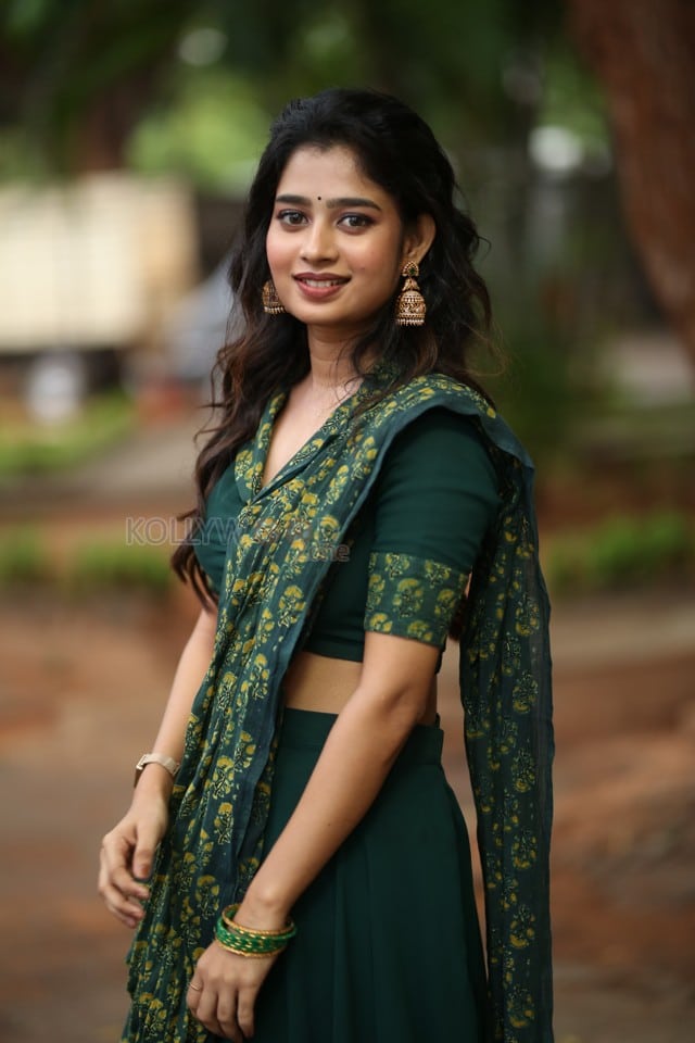 Actress Janany Kunaseelan at Usurae Movie Press Meet Pictures 03