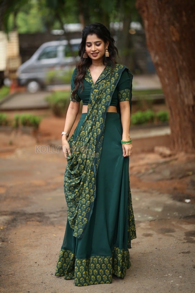 Actress Janany Kunaseelan at Usurae Movie Press Meet Pictures 11