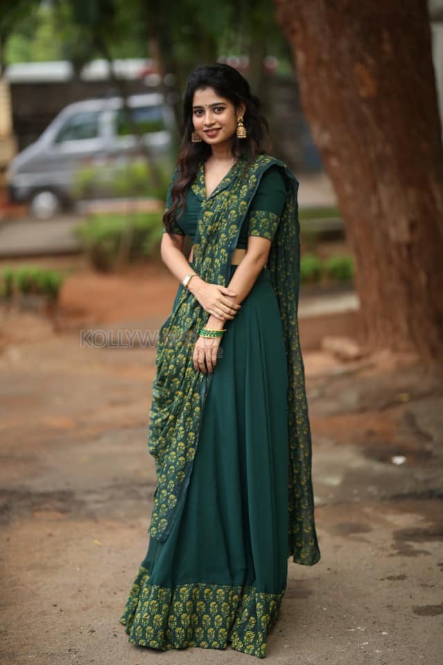 Actress Janany Kunaseelan at Usurae Movie Press Meet Pictures 12