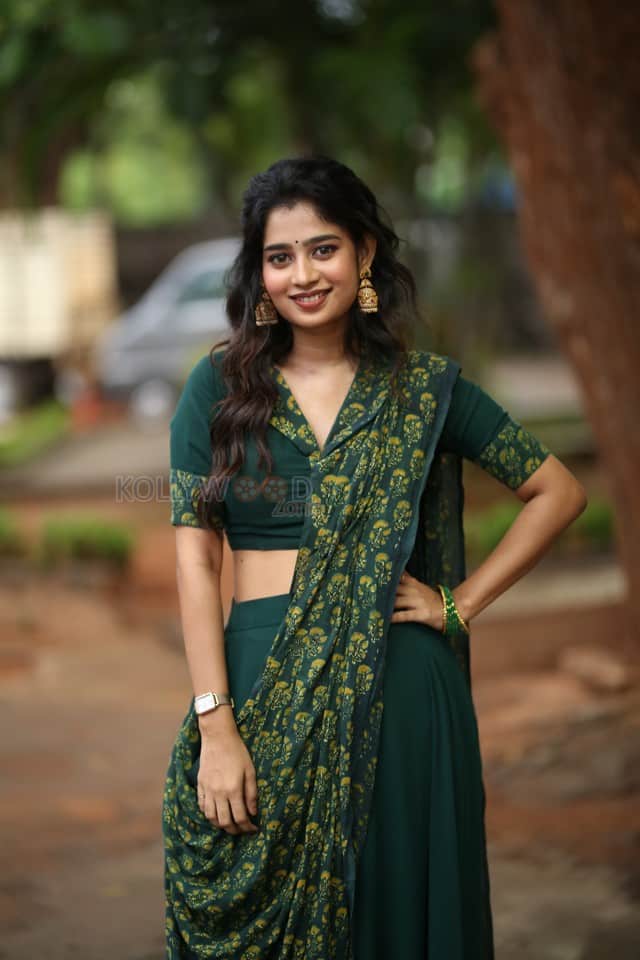 Actress Janany Kunaseelan at Usurae Movie Press Meet Pictures 14