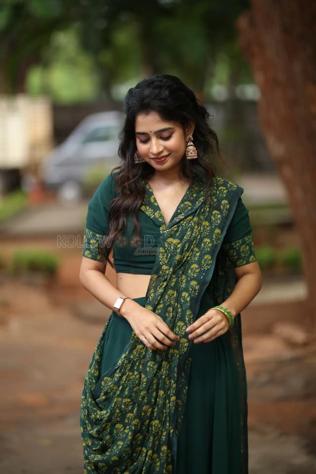 Actress Janany Kunaseelan at Usurae Movie Press Meet Pictures 15