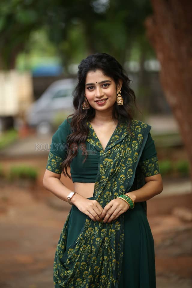 Actress Janany Kunaseelan at Usurae Movie Press Meet Pictures 16