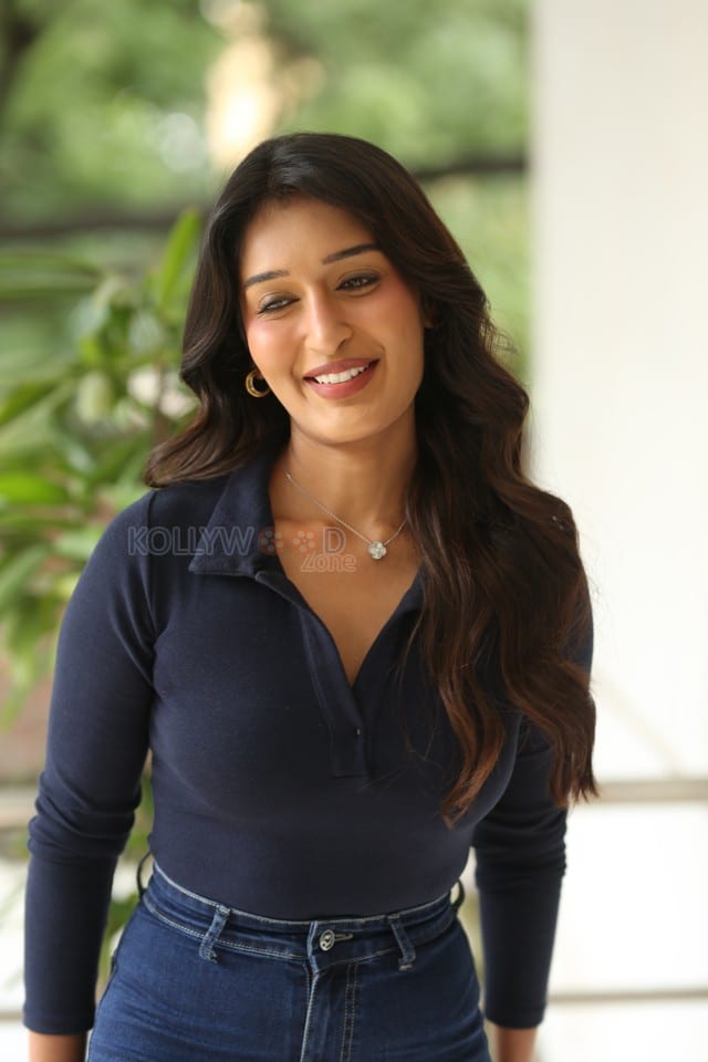 Heroine Niharika NM at Mithra Mandali Movie Interview Photos 18