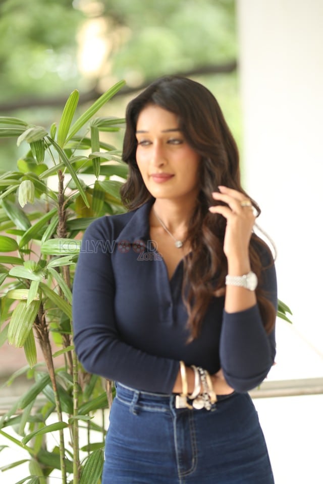 Heroine Niharika NM at Mithra Mandali Movie Interview Photos 20
