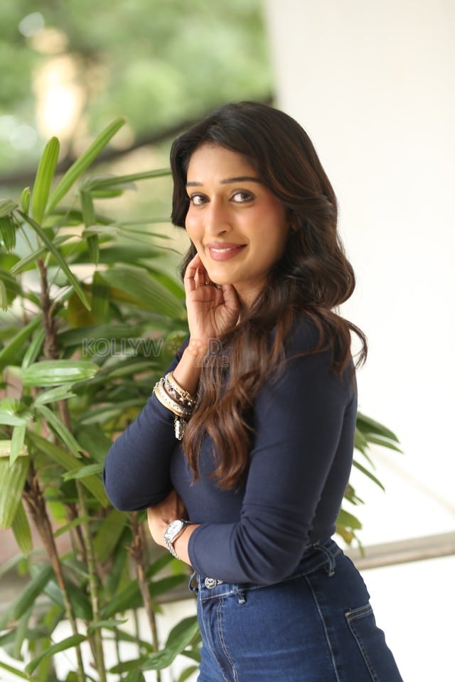 Heroine Niharika NM at Mithra Mandali Movie Interview Photos 26