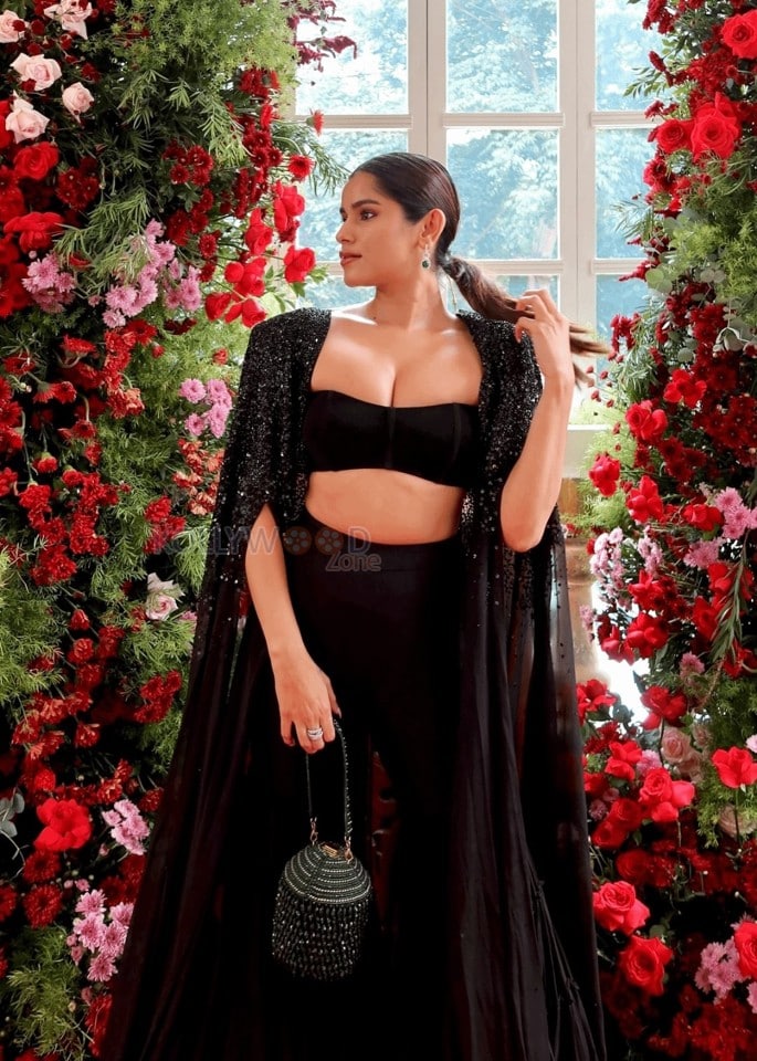 Hot Meghna Kaur Cleavage in a Black Outfit Photos 03