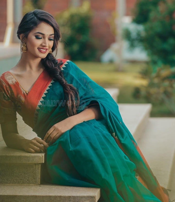Kannada Actress Reeshma Nanaiah Saree Photos 04