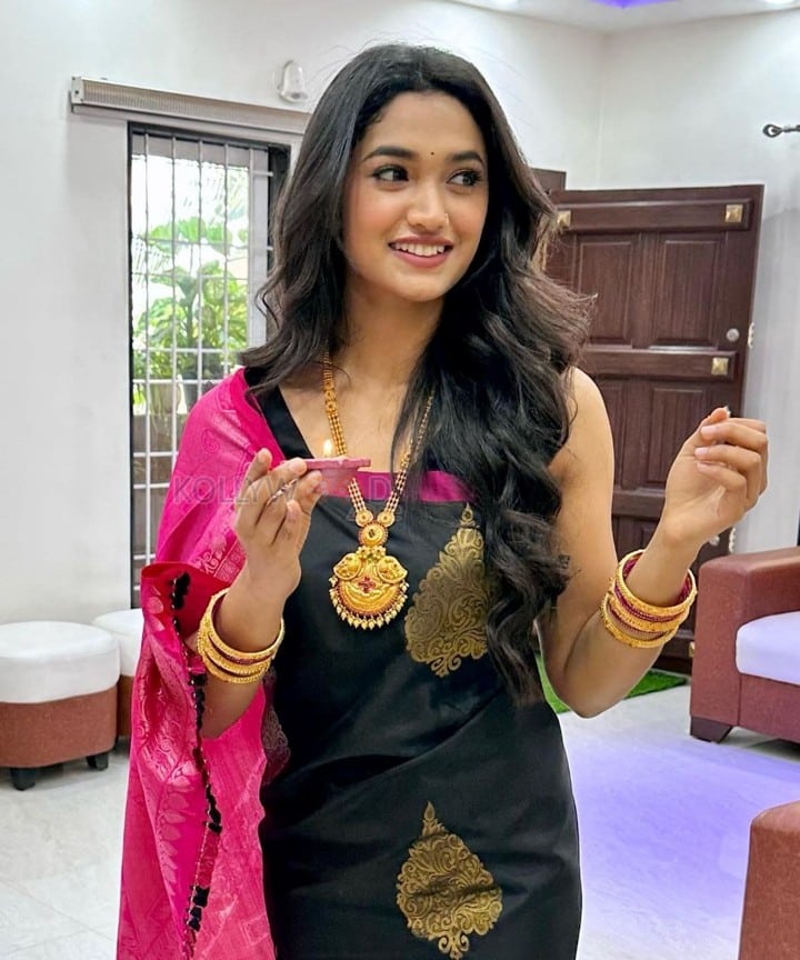 Kannada Actress Reeshma Nanaiah in a Traditional Silk Saree Pictures 01