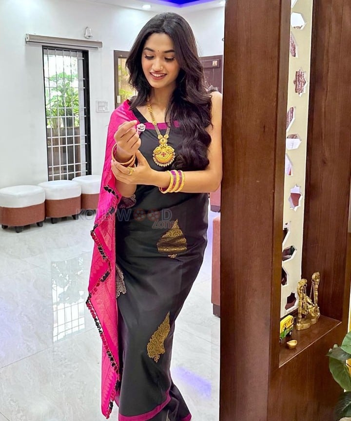 Kannada Actress Reeshma Nanaiah in a Traditional Silk Saree Pictures 04