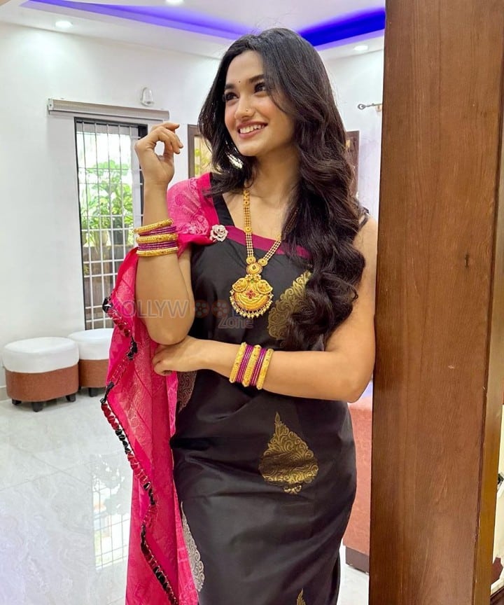 Kannada Actress Reeshma Nanaiah in a Traditional Silk Saree Pictures 05