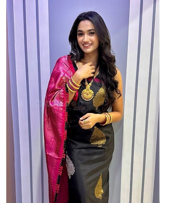 Kannada Actress Reeshma Nanaiah in a Traditional Silk Saree Pictures 06