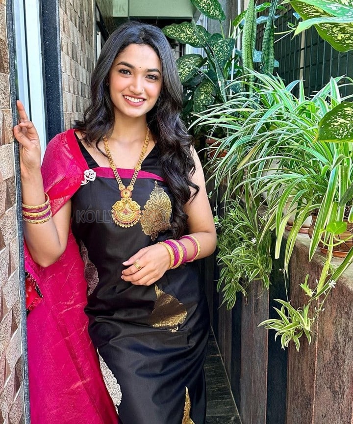 Kannada Actress Reeshma Nanaiah in a Traditional Silk Saree Pictures 07