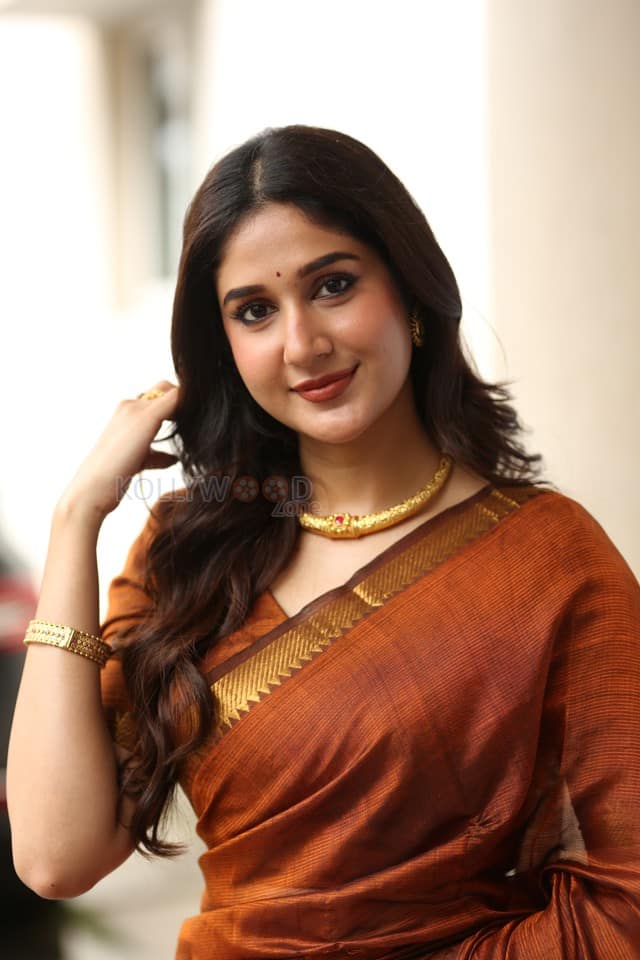 Actress Rabiya Khatoon at Meghalu Cheppina Prema Katha Trailer Launch Pictures 15