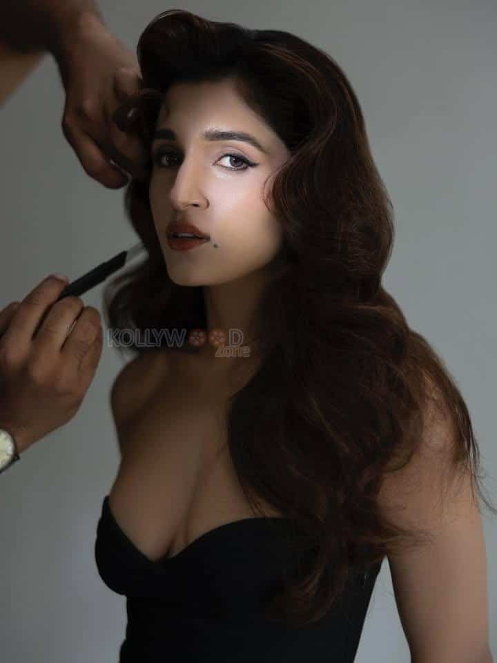 Glamorous Nidhi Shah in a Black and White Off Shoulder Mermaid Gown Pictures 01