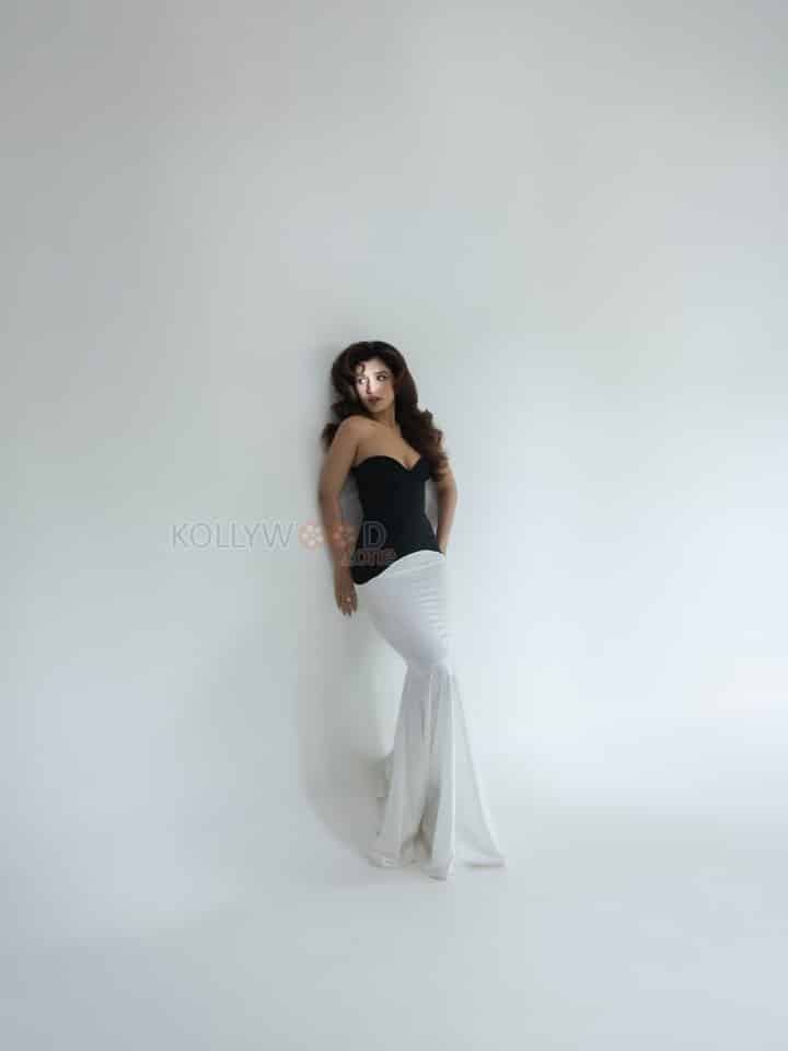Glamorous Nidhi Shah in a Black and White Off Shoulder Mermaid Gown Pictures 09