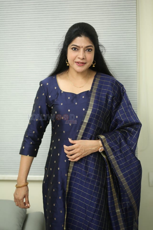 Actress Vasuki Anand at Beauty Movie Interview Photos 01