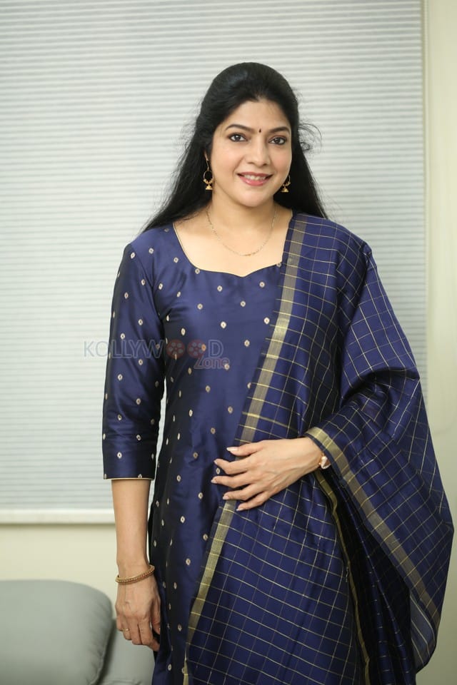 Actress Vasuki Anand at Beauty Movie Interview Photos 08