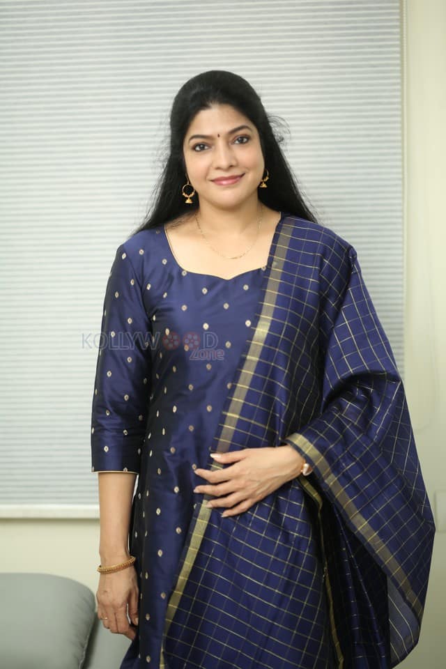 Actress Vasuki Anand at Beauty Movie Interview Photos 09