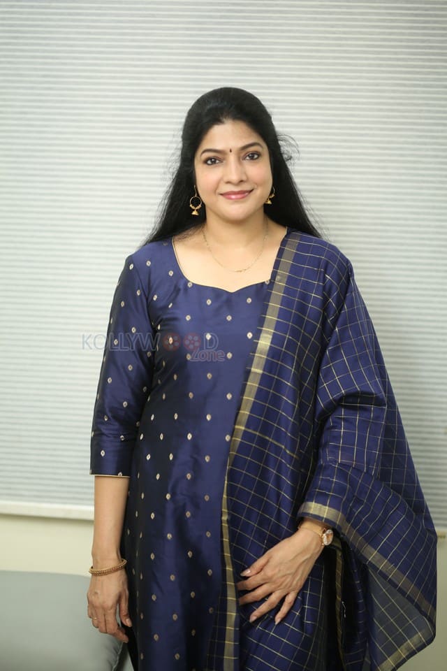 Actress Vasuki Anand at Beauty Movie Interview Photos 10