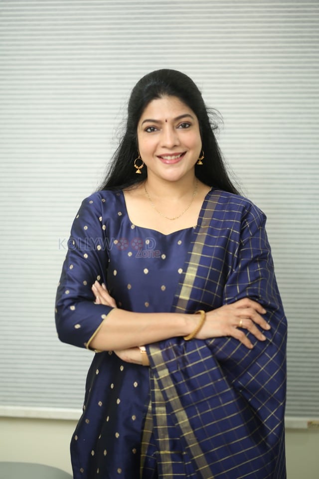 Actress Vasuki Anand at Beauty Movie Interview Photos 11