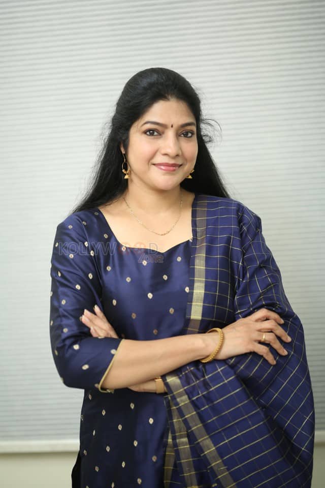 Actress Vasuki Anand at Beauty Movie Interview Photos 12