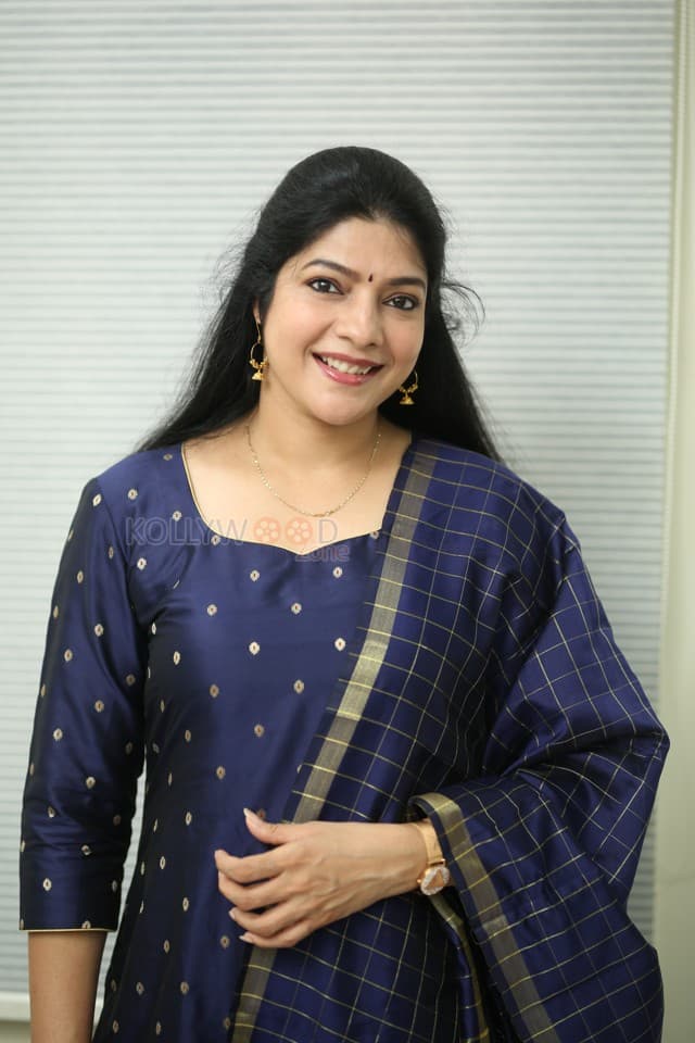 Actress Vasuki Anand at Beauty Movie Interview Photos 14