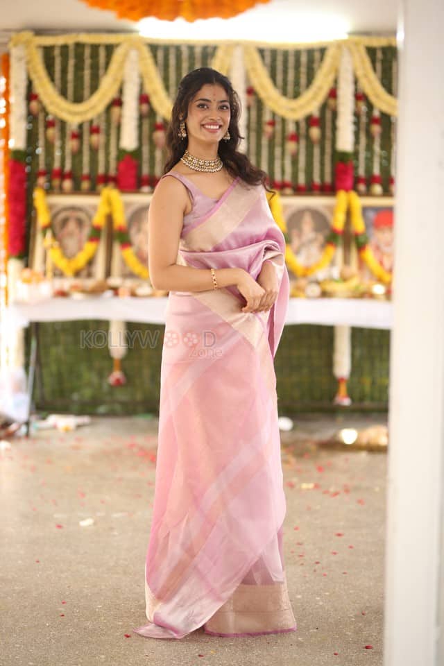 Actress Ira Dayanand at Sreeyas Chitra and Purna Naidu Production New Movie Launch Photos 18