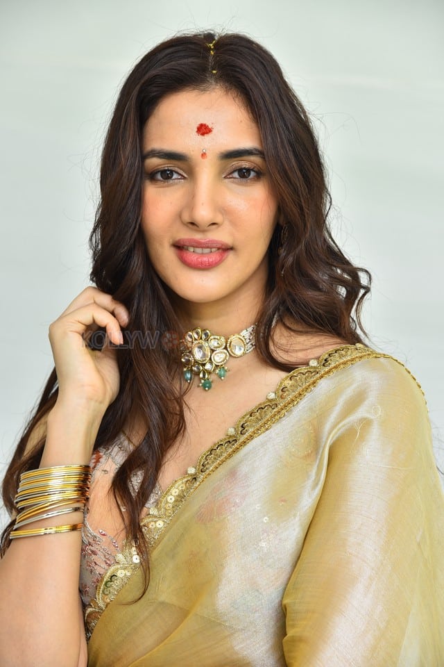 Actress Natasha Singh at Hai Lesso Movie Pooja Photos 02