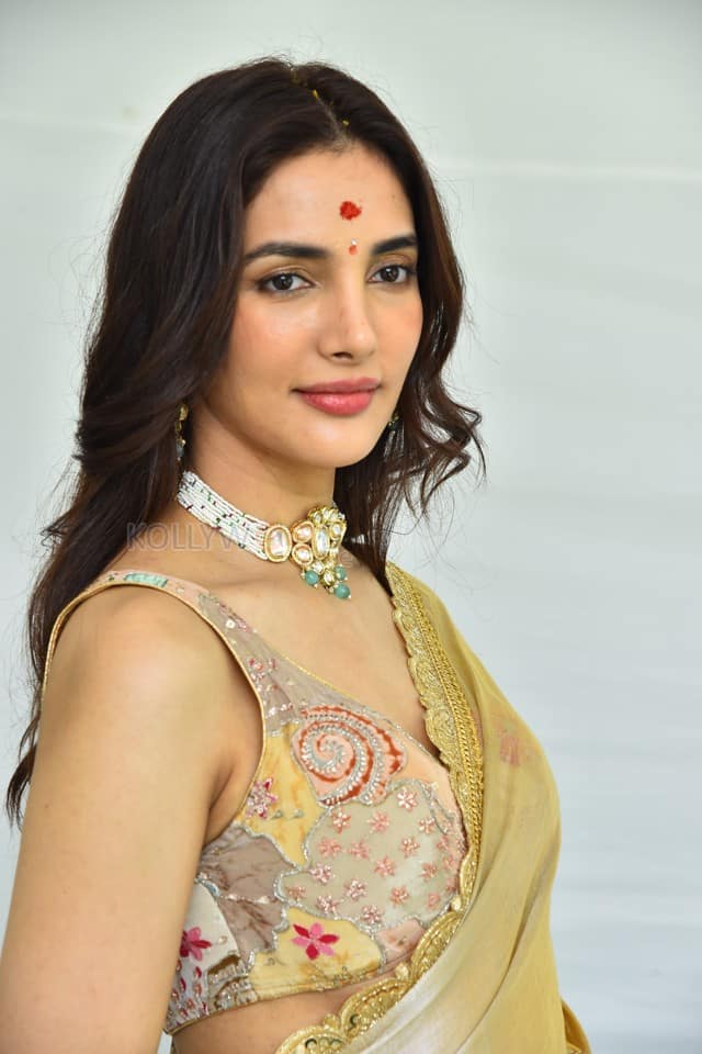 Actress Natasha Singh at Hai Lesso Movie Pooja Photos 03