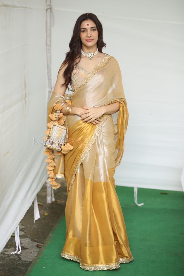 Actress Natasha Singh at Hai Lesso Movie Pooja Photos 10