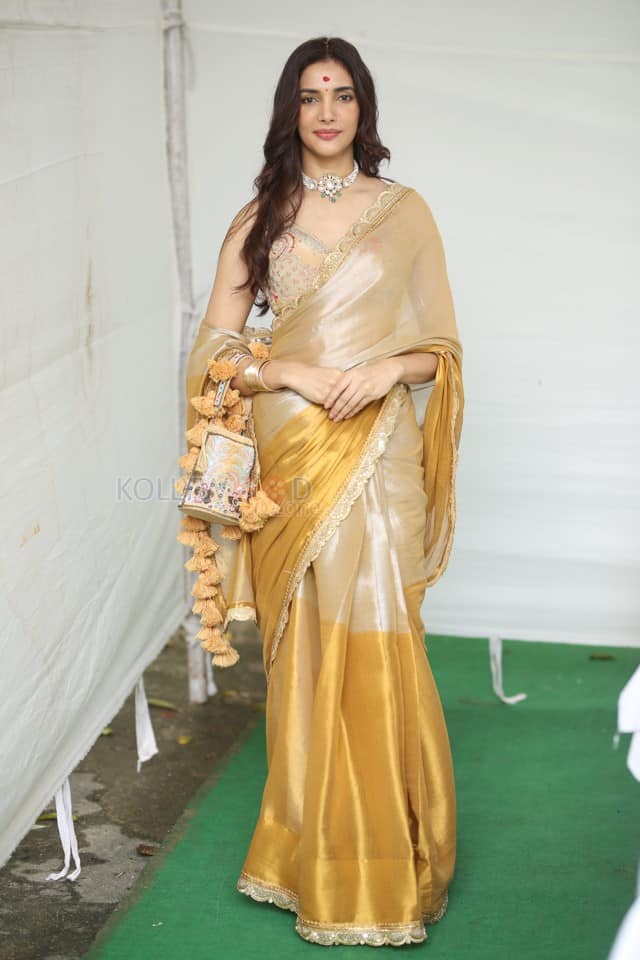 Actress Natasha Singh at Hai Lesso Movie Pooja Photos 12