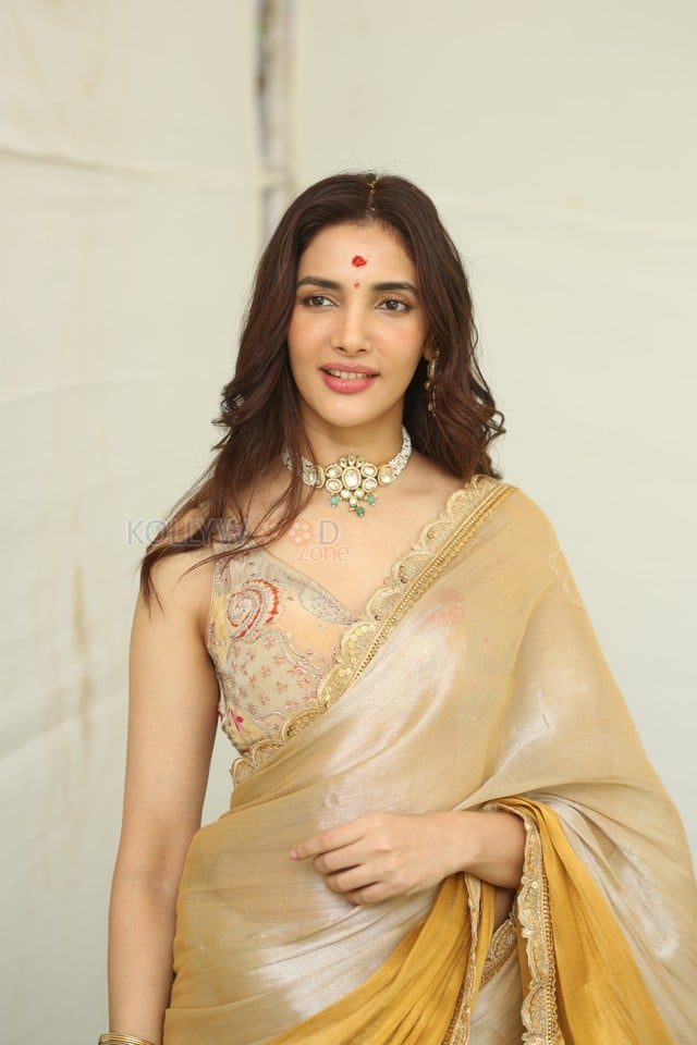 Actress Natasha Singh at Hai Lesso Movie Pooja Photos 21