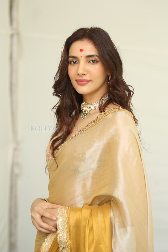 Actress Natasha Singh at Hai Lesso Movie Pooja Photos 26