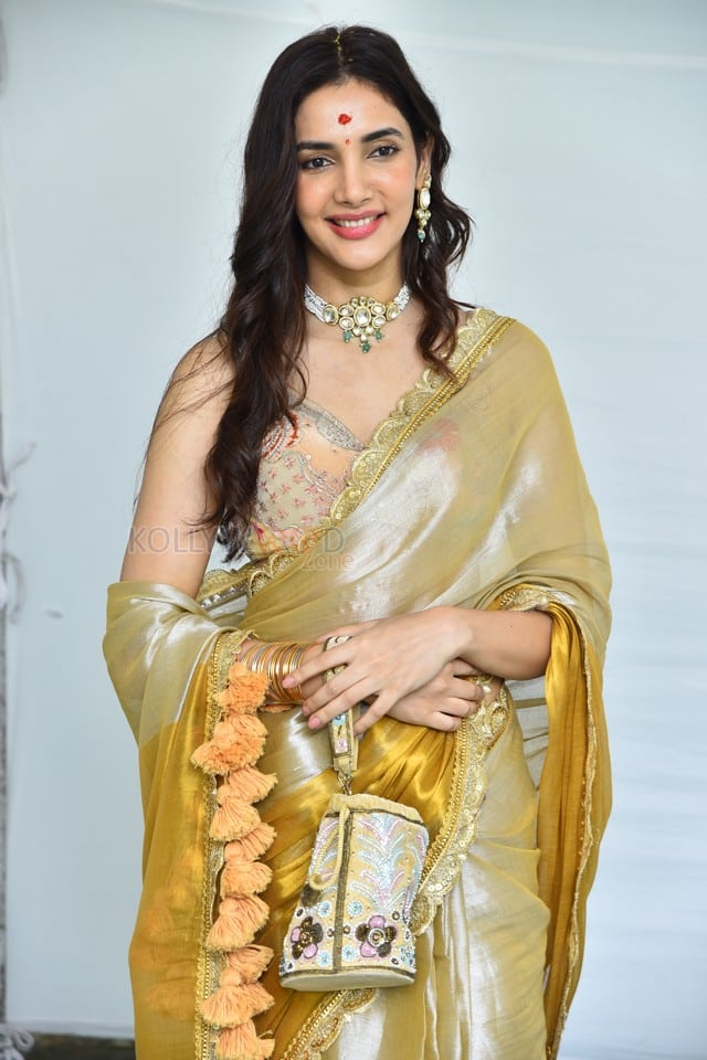 Actress Natasha Singh at Hai Lesso Movie Pooja Photos 44