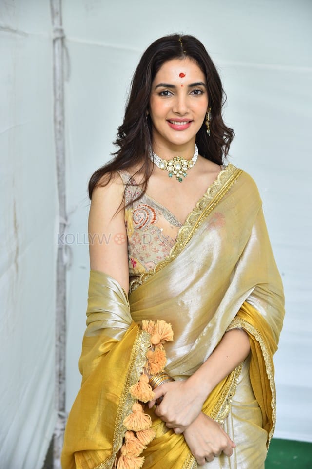 Actress Natasha Singh at Hai Lesso Movie Pooja Photos 45