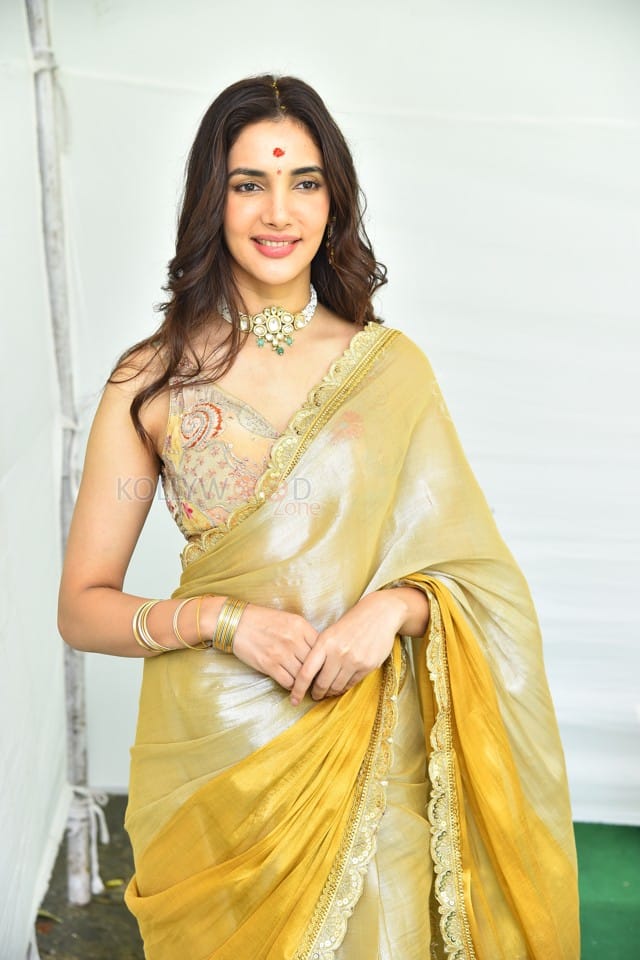 Actress Natasha Singh at Hai Lesso Movie Pooja Photos 47