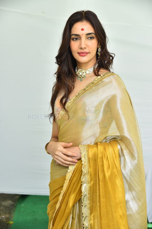 Actress Natasha Singh at Hai Lesso Movie Pooja Photos 49