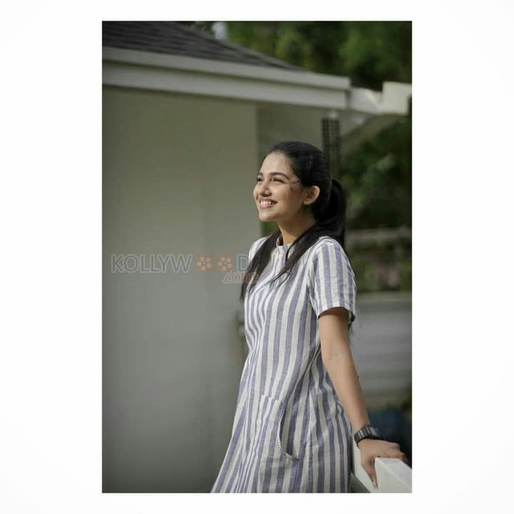 Beautiful Malayalam Actress Mamitha Baiju Pictures 04