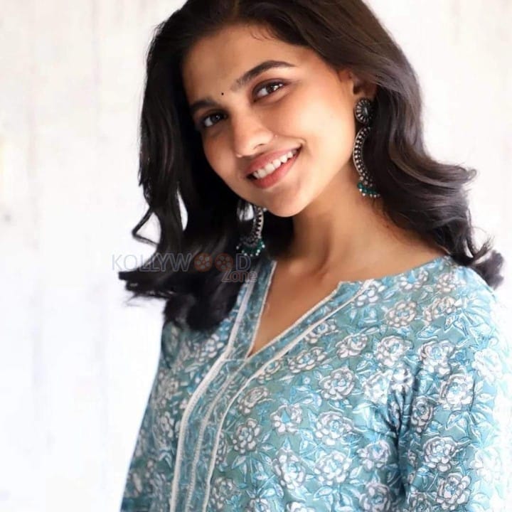 Cute Mamitha Baiju Pictures 01