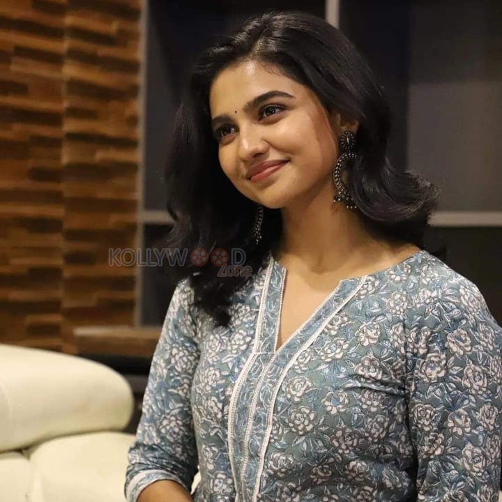 Cute Mamitha Baiju Pictures 03