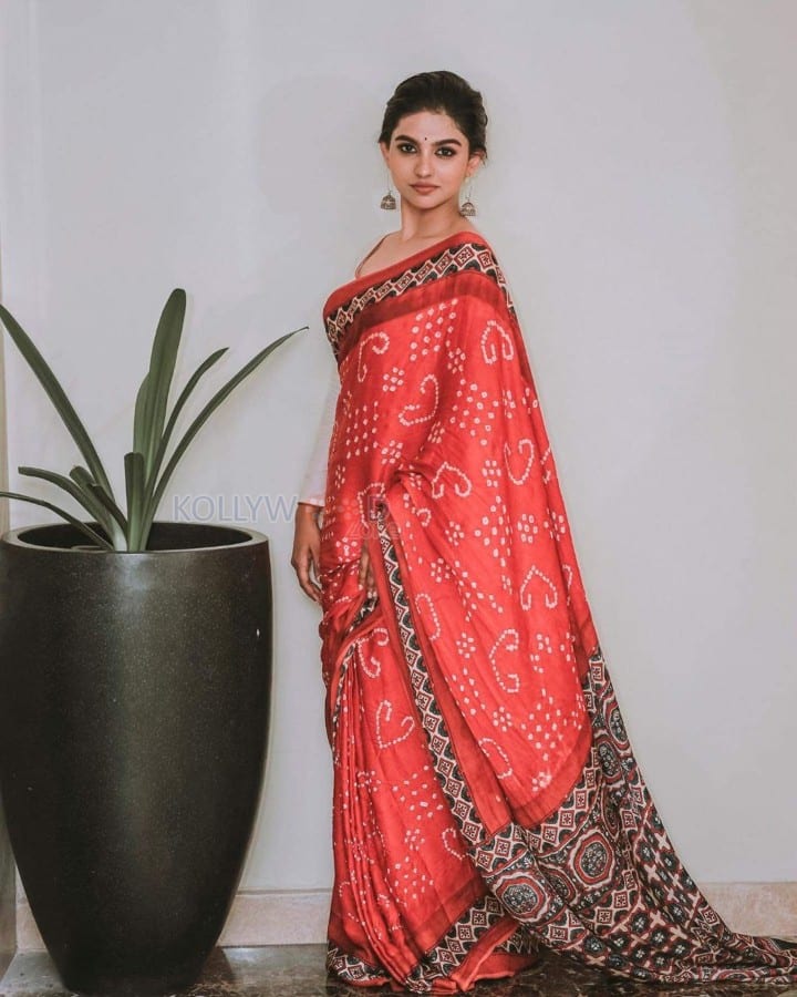 Glam Mamitha Baiju in a Red Bandhani Saree with White Blouse Pictures 03